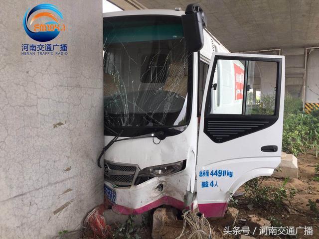 鄭州西三環(huán)一輛中巴車迎頭撞上橋墩網友:看著都疼